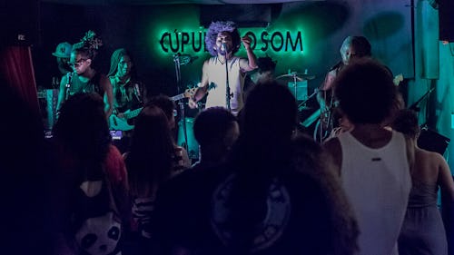 Fotografia de performance da A Unidade no lançamento do álbum Todos em Um, na Cúpula do Som, Feira de Santana - Bahia, por Tuíris de Azevedo
