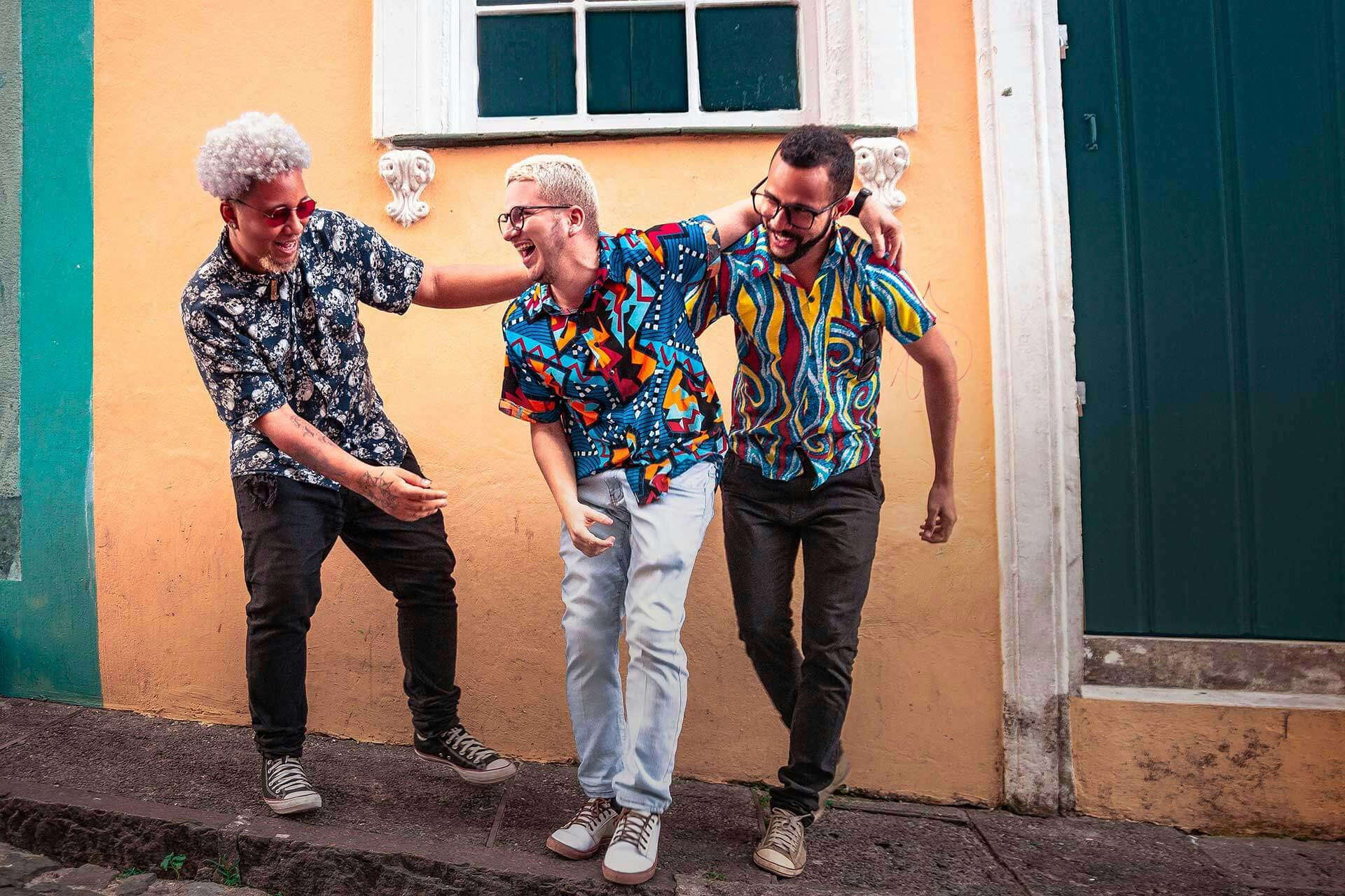 Foto da banda Tríduos Baianos no pelourinho, Salvador, por Tuíris de Azevedo