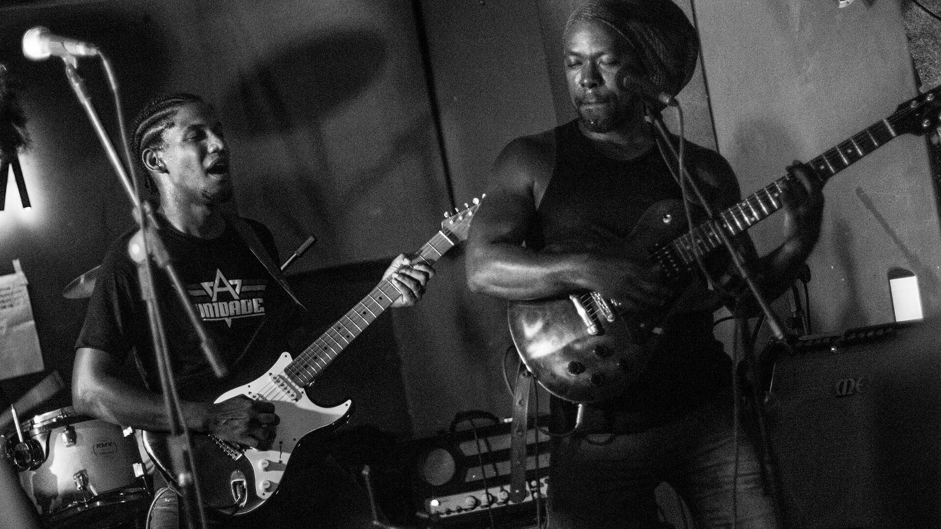 Fotografia de Jonatas Duarte e Jell Santos em performance da A Unidade no lançamento do álbum Todos em Um, na Cúpula do Som, Feira de Santana - Bahia.